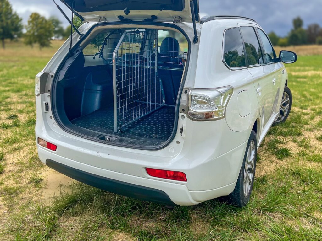 car-dog-guard-travall