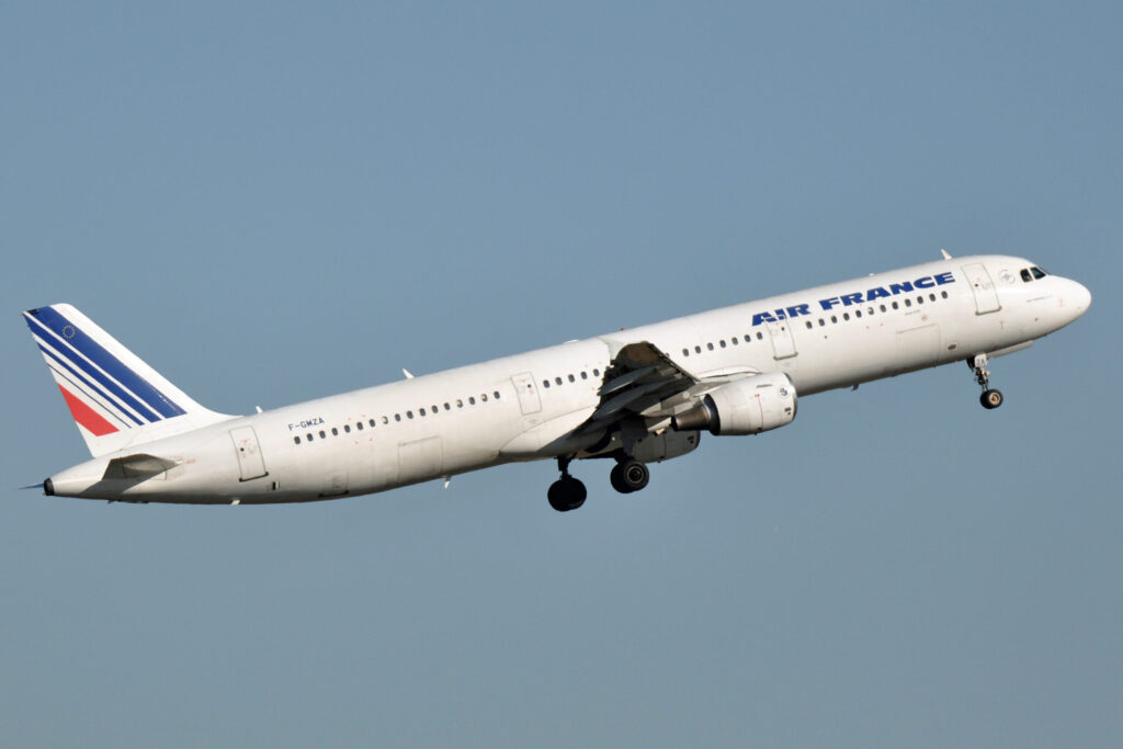 Air France Airbus A321 climbing after take-off from Paris Charles de Gaulle
