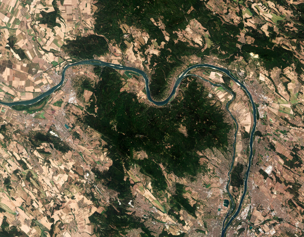 Satellite comparison of the Danube north of Budapest in 2025 and 2026